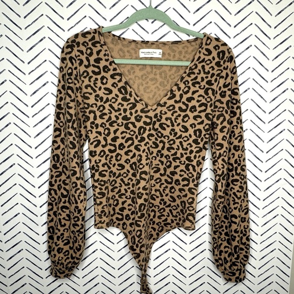 Abercrombie Leopard V-neck Sweater bodysuit Size Medium - Picture 1 of 5